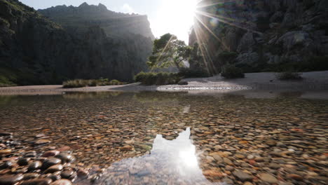 Suave-Movimiento-De-Cámara-Sobre-La-Playa-De-Piedra-De-Sa-Calobra,-Mallorca