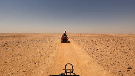 Safari-Mit-Suv-Und-Quads-In-Einer-Wüste-In-ägypten-Bei-Hurghada,-Pov-60-Fps