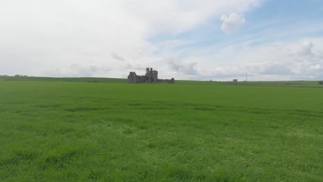 Imágenes-De-Drones-Volando-Hacia-El-Castillo-De-Pittulie