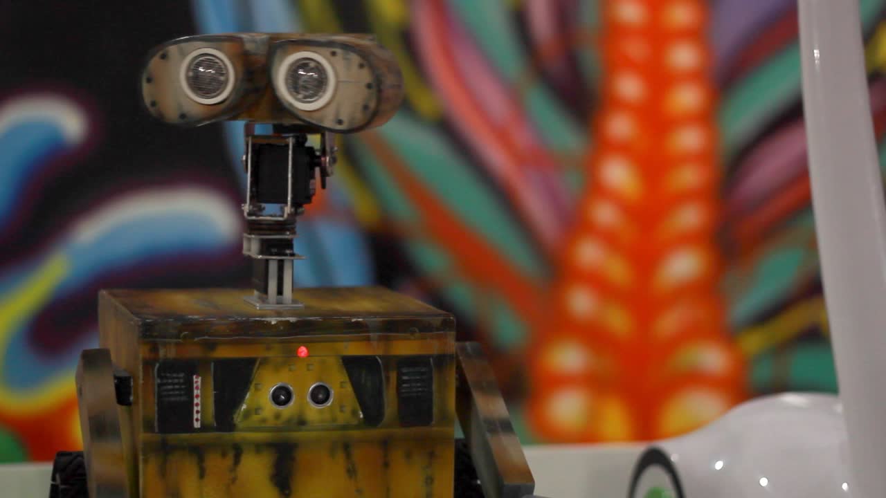 robot humanoide. robot juguete inteligente con ojos tristes. cara de robot