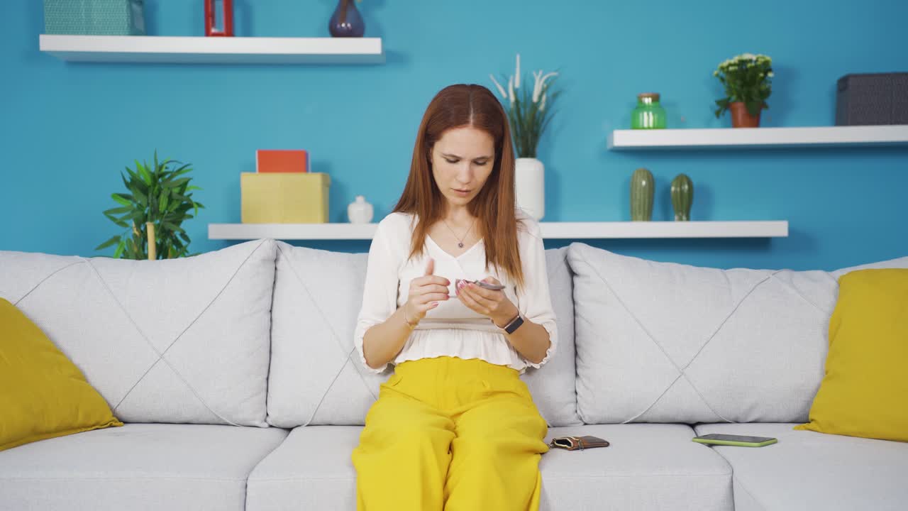 돈이 많은 부유한 젊은 여성은 행복합니다.