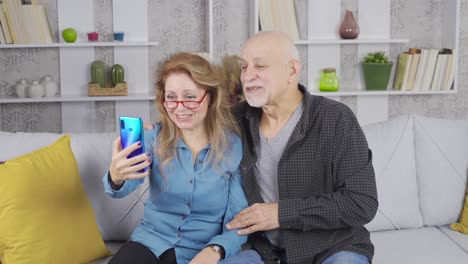 Padres-Ancianos-Video-Chateando-Con-Sus-Hijos-Por-Teléfono.