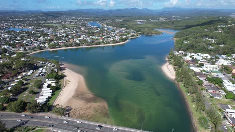 Casas-De-Los-Suburbios-Costeros-Alrededor-Del-Arroyo-Tallebudgera-En-Gold-Coast,-Australia