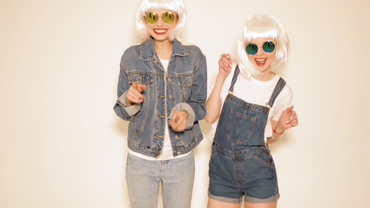 트렌디한 옷을 입고 춤을 추는 두 여성