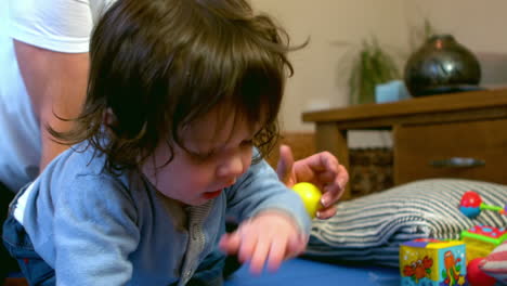 un bebé lindo jugando con juguetes