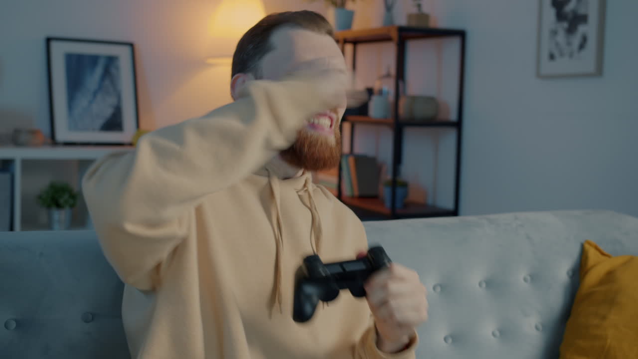 Homem Jogando Videogames em Casa