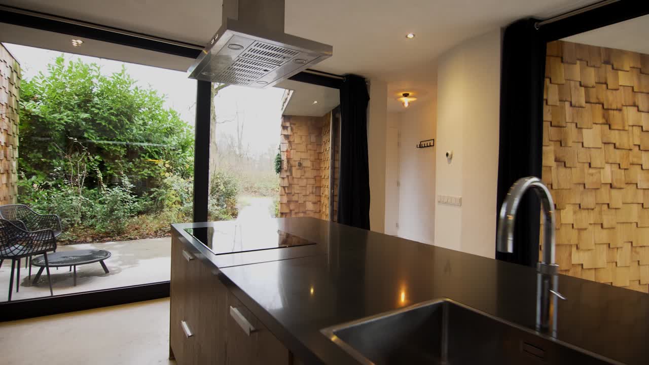 Cucina in una casa moderna con grandi finestre