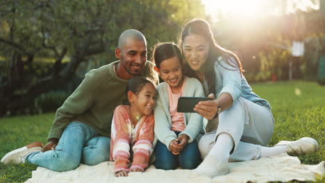 Glückliche-Familie,-Selfie-Und-Eltern-Bei-Einem-Picknick