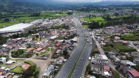 Vista-Aérea-De-La-Parroquia-Tambillo:-Panamericana-Sur-E35-En-El-Cantón-Mejía,-Provincia-De-Pichincha