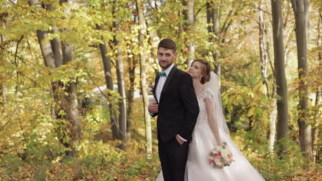 Recién-Casados.-Novio-Caucásico-Con-Novia-En-El-Parque.-Pareja-De-Novios.-Familia-Feliz