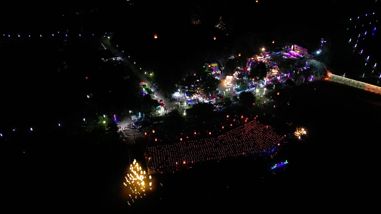 vuelo aéreo de drones sobre el mercado nocturno en tailandia con linternas flotantes