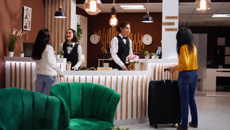 las mujeres asiáticas se acercan a la recepción para preguntar por su habitación.