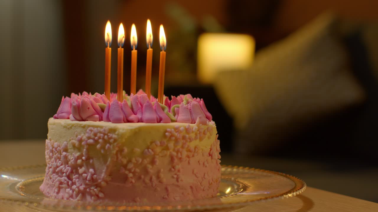 close up de la fiesta de celebración de pastel de cumpleaños decorado con glaseado y velas en la mesa en casa 6