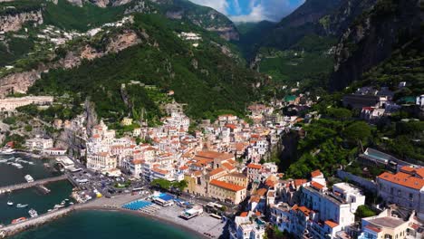 Wunderschöne-Luftaufnahme-Der-Stadt-Amalfi-An-Der-Amalfiküste,-Italien