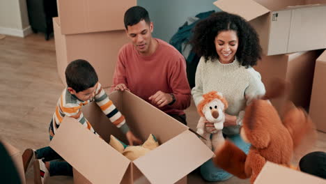 mudarse, juguetes y padres con sus hijos