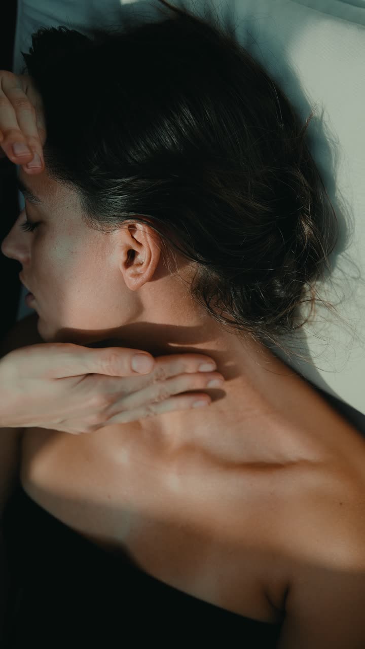 Primo piano di donna che riceve un massaggio rilassante a viso e collo