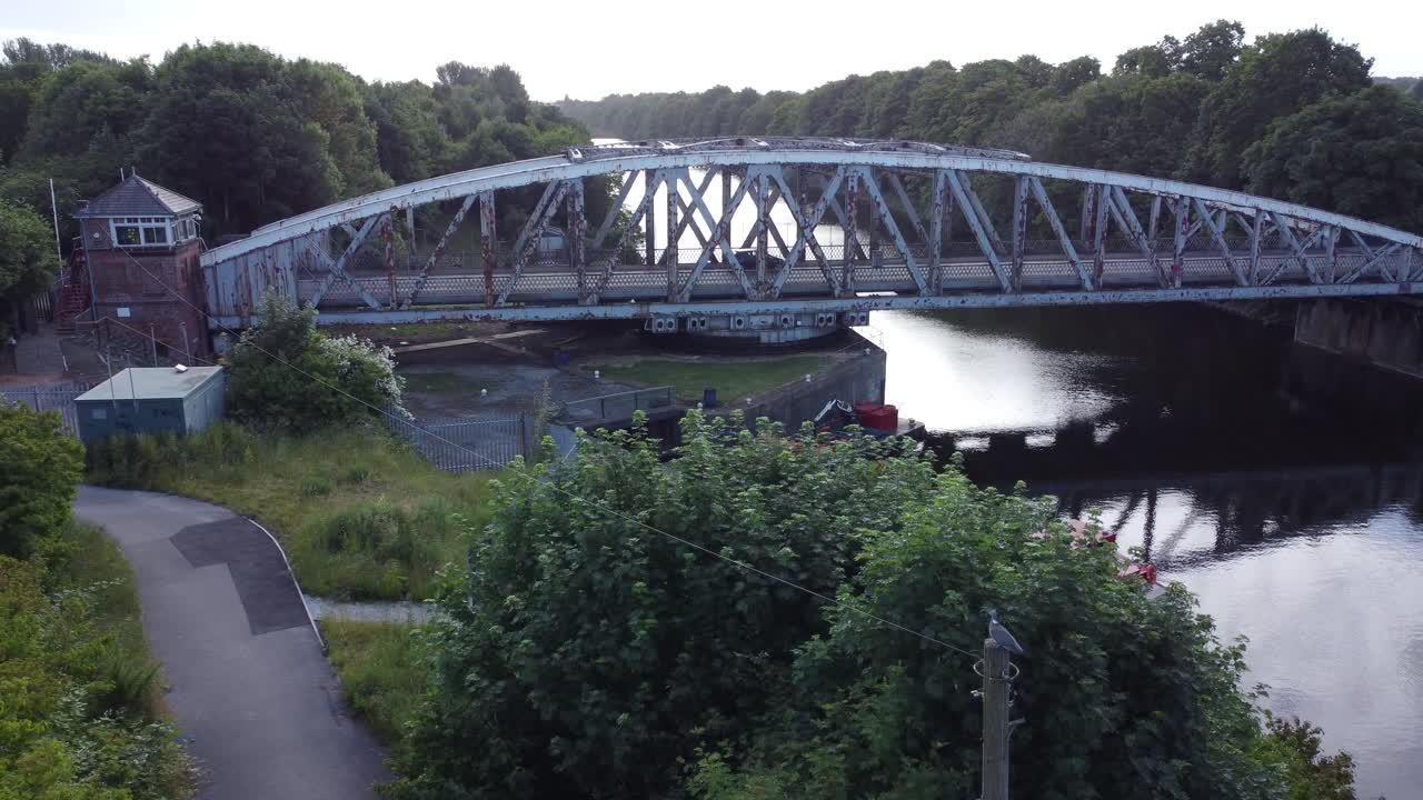 Ilmakuva idyllisestä Manchester Ship Canal -kanavan rautaisesta kääntösillasta Warringtonissa, Englannissa.