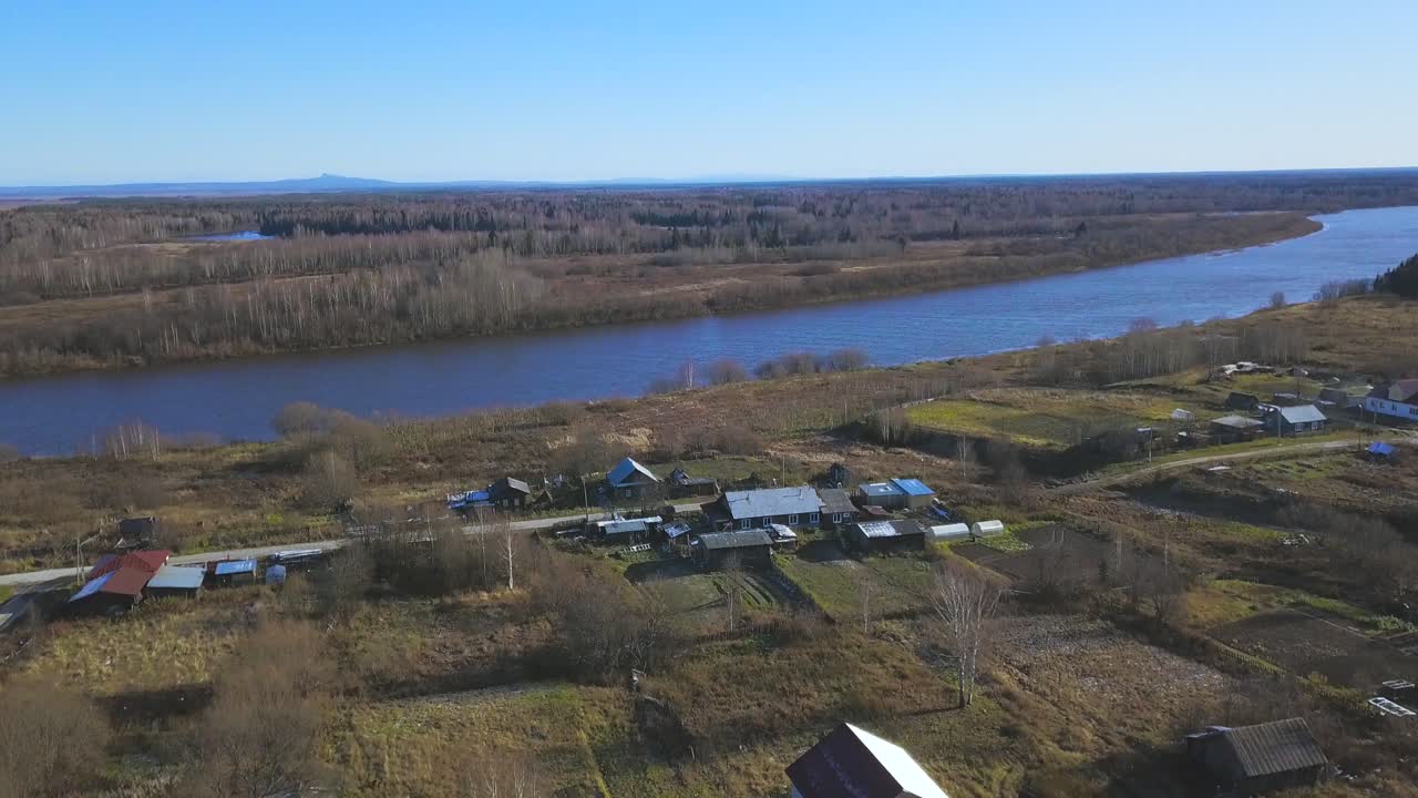 воздушный вид русской деревни у реки осенью