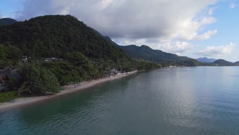 vistas aéreas desde arriba cabañas de vuelo perfecto resort bungalows de playa, selva isla montañosa tailandia 2022