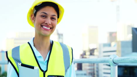 ingeniero sonriente sosteniendo una tableta