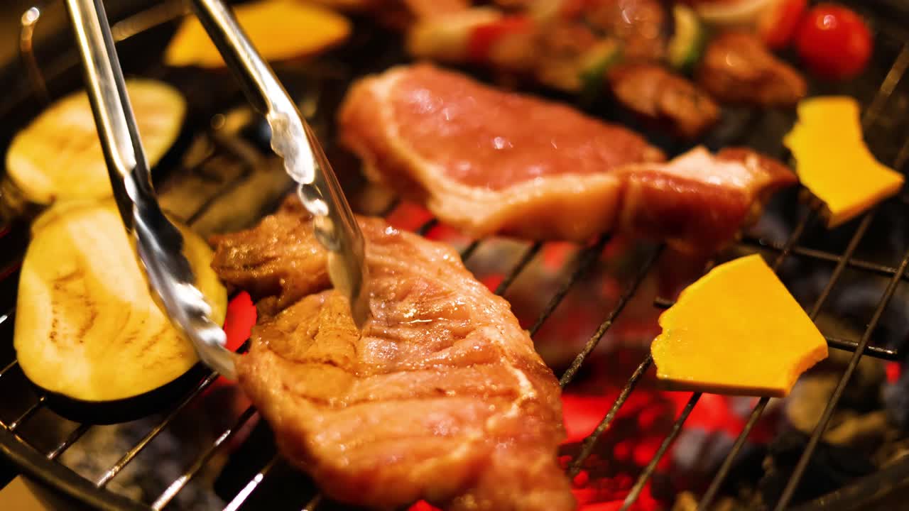 고기 와 채소 를 불타는 석탄 위 에 는 것