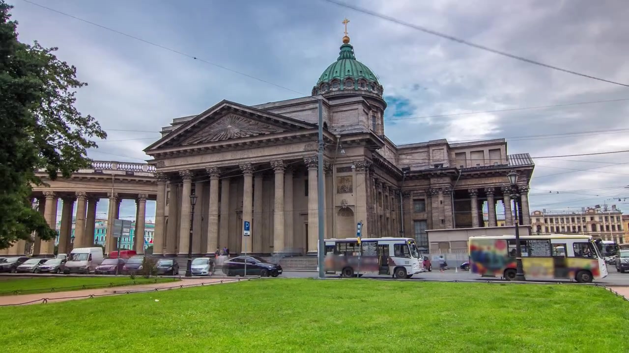 Experimente la belleza de la Catedral de Kazán (Kazanskiy Kafedralniy Sobor) en San Petersburgo a través de este timelapse hyperlapse, con un cielo nublado. Capturado desde el parque trasero.