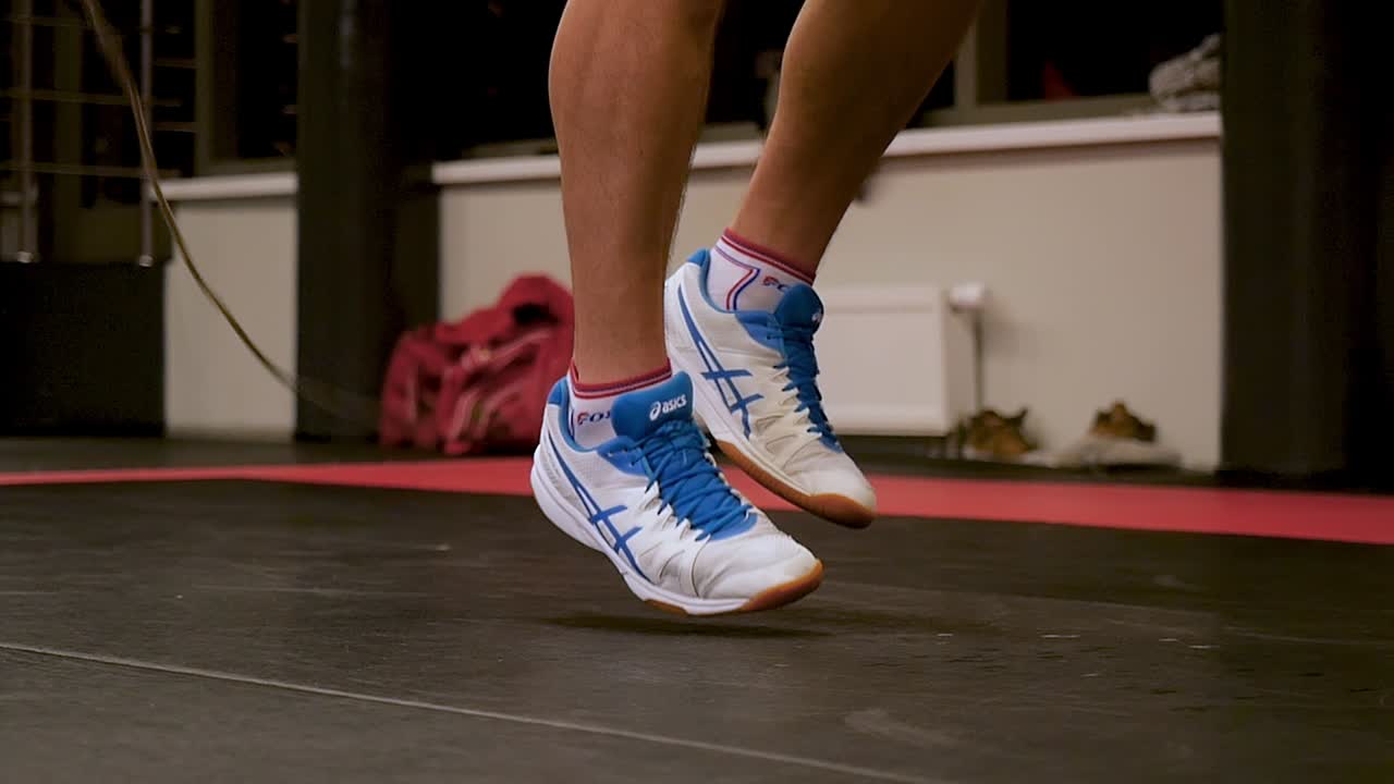 hombre saltando la cuerda en un gimnasio