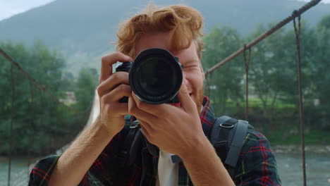 Excursionista-Tomando-Fotografías-En-El-Primer-Plano-De-La-Lente-De-La-Cámara.-Fotógrafo-Disfruta-De-Las-Montañas-De-Verano