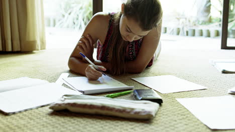 estudiando duro para convertirse en un mejor alumno