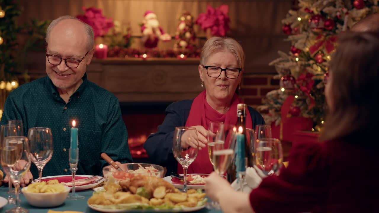 celebración de la cena de navidad en familia