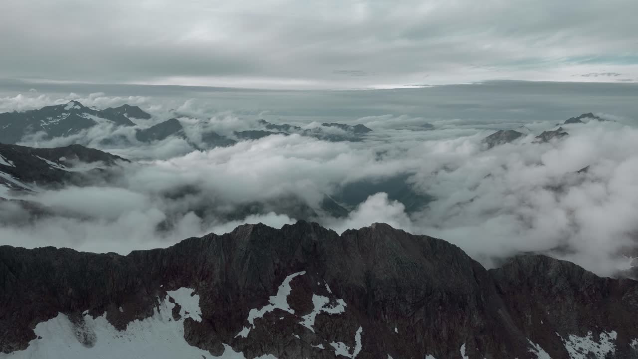 timelapse con un dron de un paisaje montañoso con nubes en movimiento rápido en los alpes