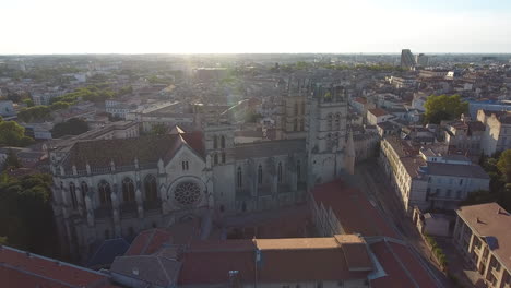 Seitenansicht-Der-Medizinischen-Fakultät,-Sonnenaufgang-In-Montpellier,-Drohnenaufnahme