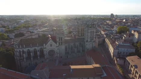facultad de medicina vista lateral del amanecer en montpellier disparado por un dron