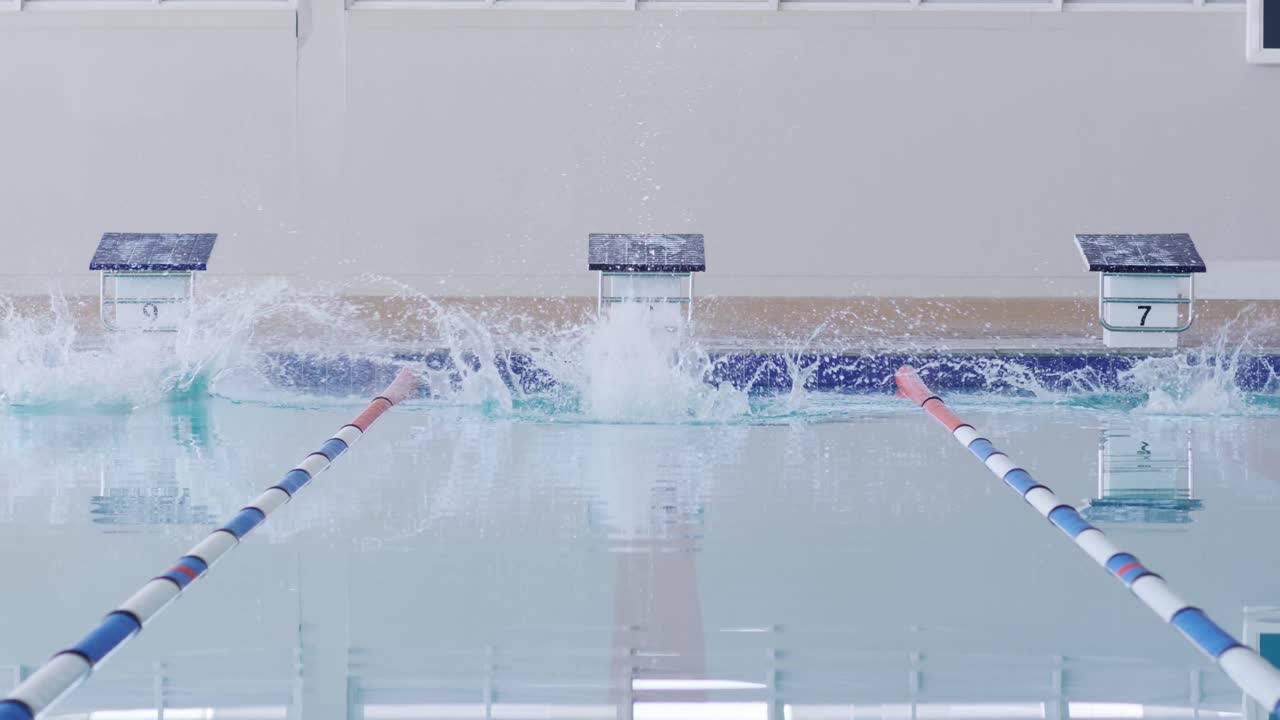 수영사 들 이 수영장 에 다이빙 하고 있다