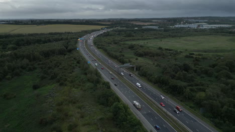 Erstellen-Einer-Luftdrohnenaufnahme-Der-Autobahn-M1-Außerhalb-Von-Leeds,-Großbritannien-Im-Morgengrauen-Mit-Fahrzeuglichtern