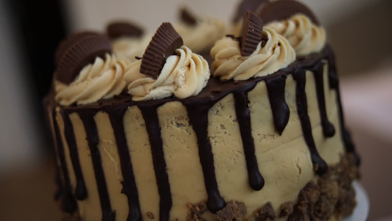 tiro suave de un pastel cremoso de mantequilla de maní con glaseado por todas partes
