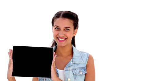 una joven morena muy bonita mostrando una tableta.