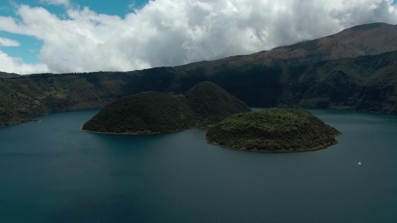 lago cuicocha en ecuador en un avión no tripulado de vuelo