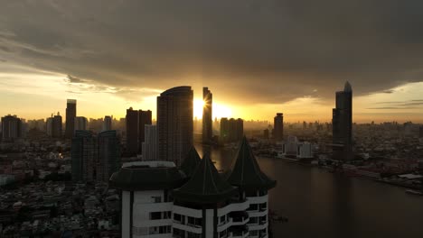 Sonnenaufgang-Am-Frühen-Morgen-In-Bangkok,-Thailand