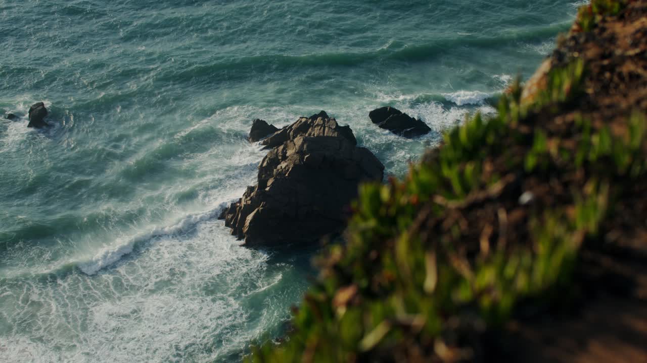 vista costera de las olas chocando contra las rocas