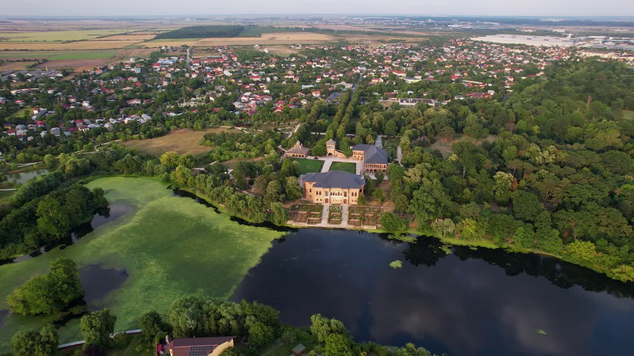 모고소아야 궁전과 인접한 호수와 초록색은 이른 아침 빛, 배경에는 도시 외, 공중 풍경