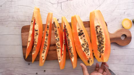 una rebanada de papaya en un plato blanco
