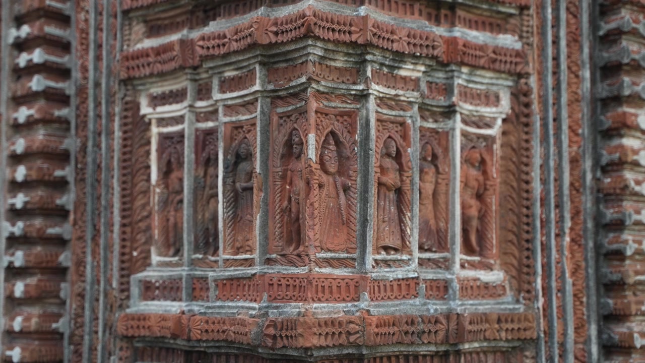 Questo tempio fa parte del complesso templare Kalna Rajbari e le sue pareti presentano vari tipi di intagli elaborati.
