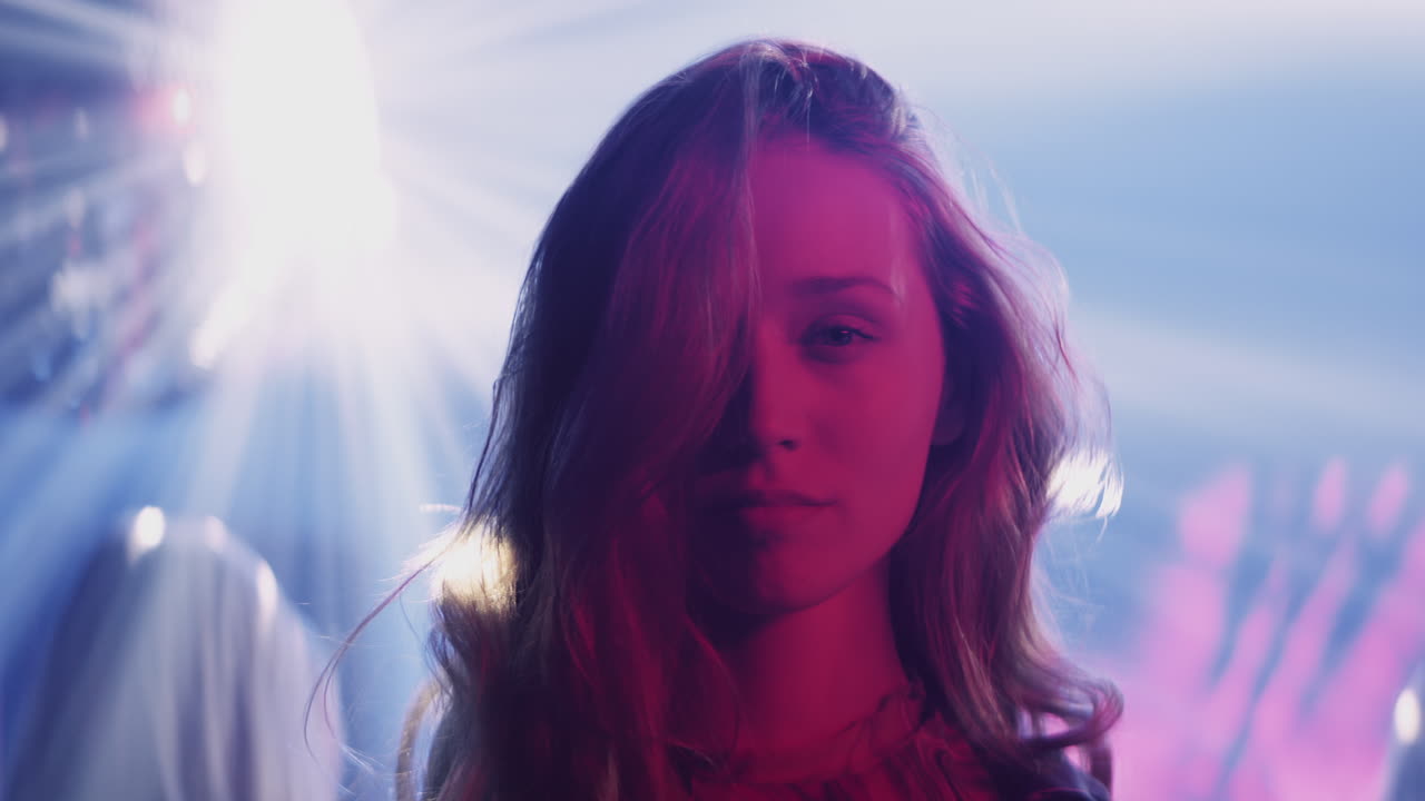 женщина в неоновых огнях ночного клуба