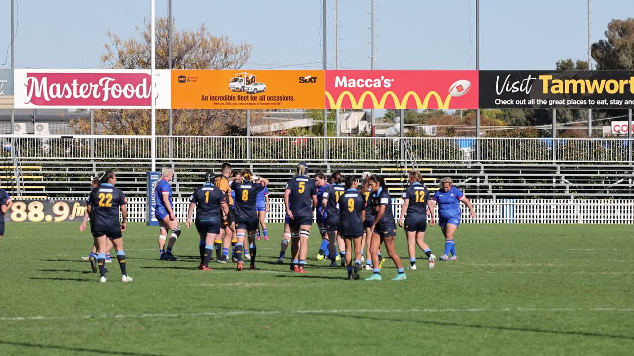 팀이 모여 경기 중에 전략을 논의합니다.