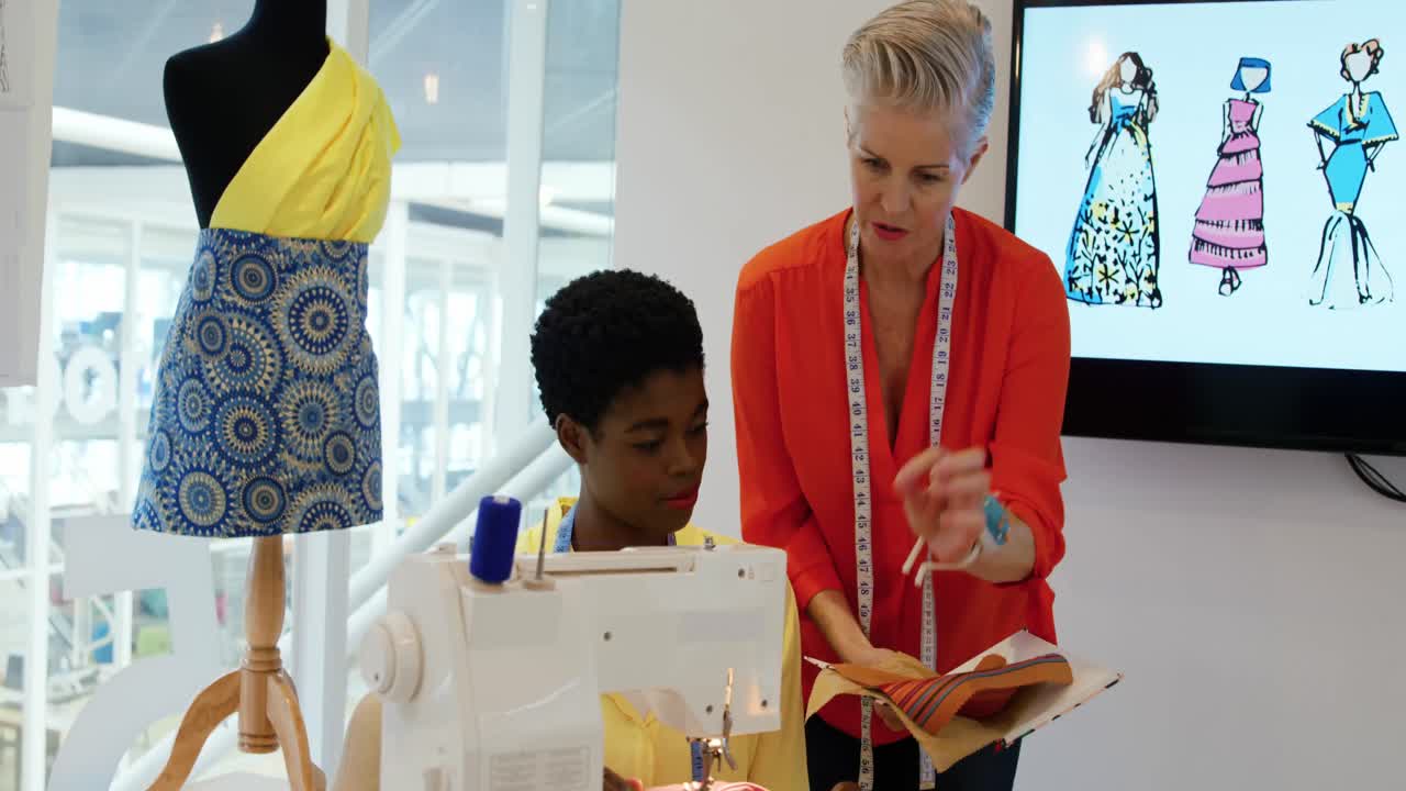 mujer joven que trabaja en una oficina creativa