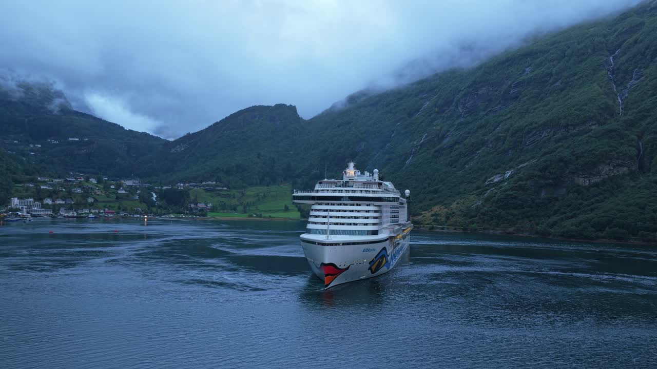 Drone fanger skib, der sejler ud af Geirangerfjord i naturskønne Norge