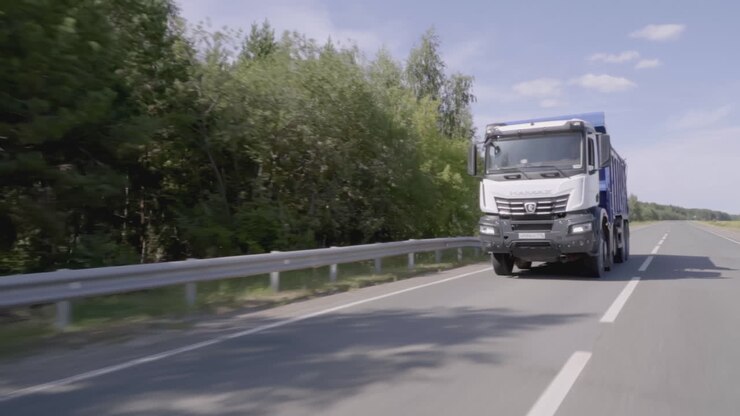 kamaz camion di scarico sull'autostrada