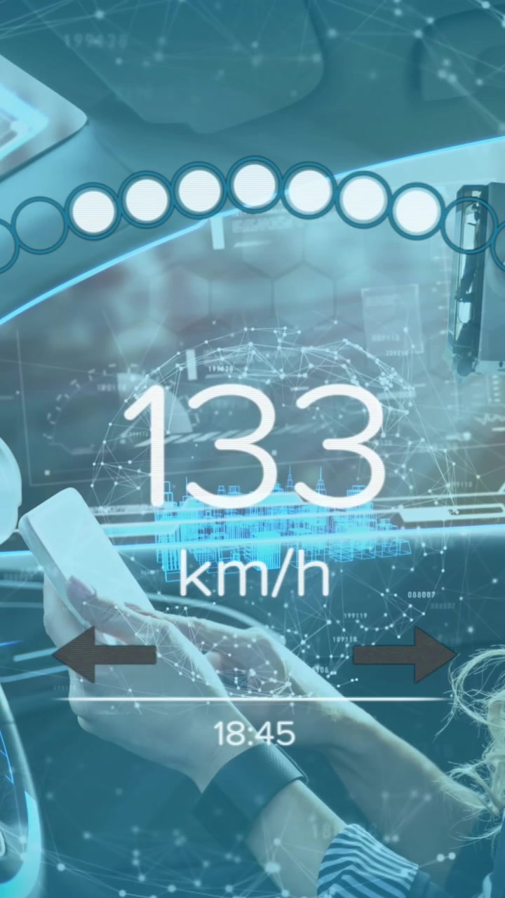 Animazione di un'interfaccia automobilistica sovrapposta a una donna caucasica con visore VR seduta in auto.