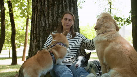 vrouw met haar huisdieren buiten.